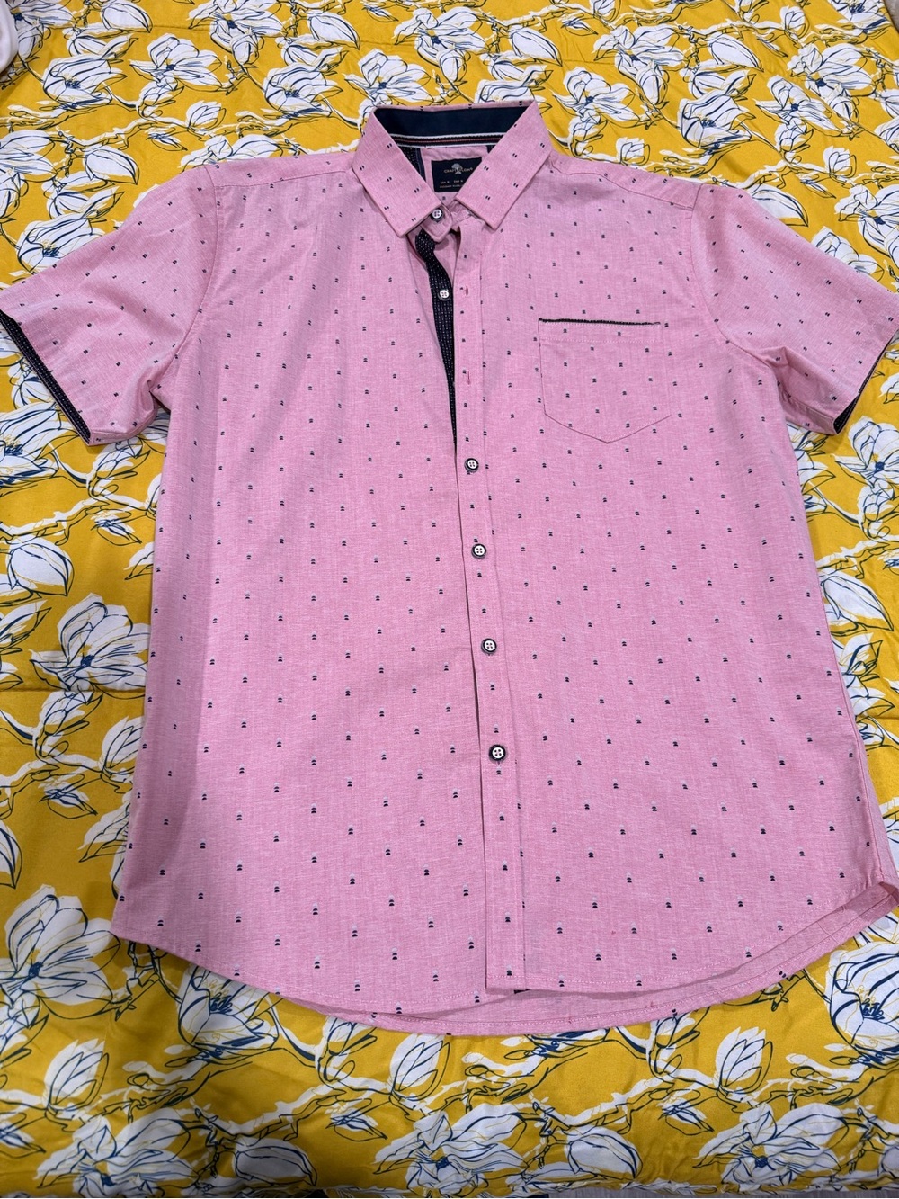 Casual Short-Sleeve Button-Down Shirt in Pink with Micro Dot Pattern